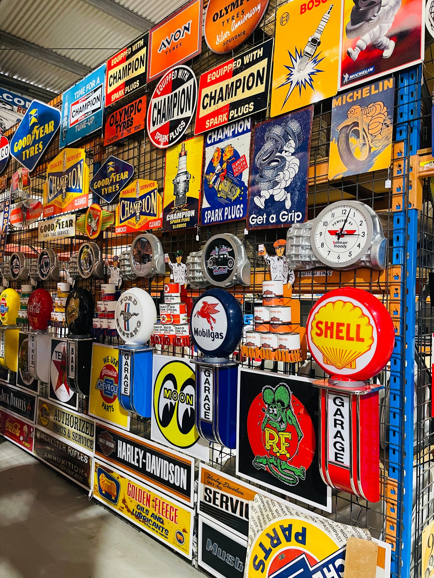 Gulf Oil Can Man Stand & 6 Cans